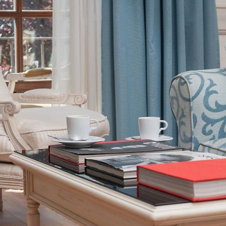 Eugenia De Montijo, Autograph Collection Hotel Toledo Buitenkant foto A coffee table with books