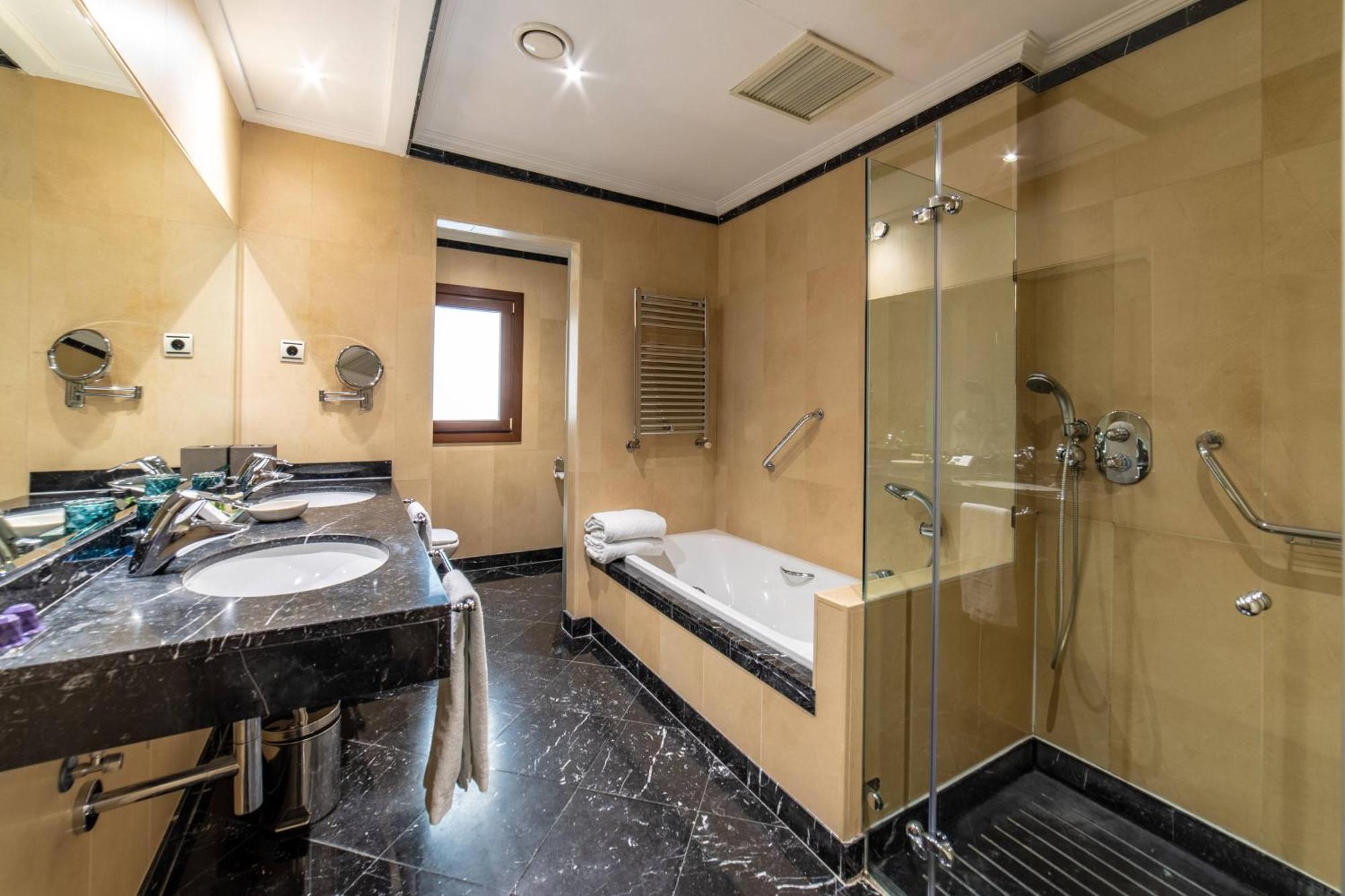 Eugenia De Montijo, Autograph Collection Hotel Toledo Buitenkant foto Bathroom