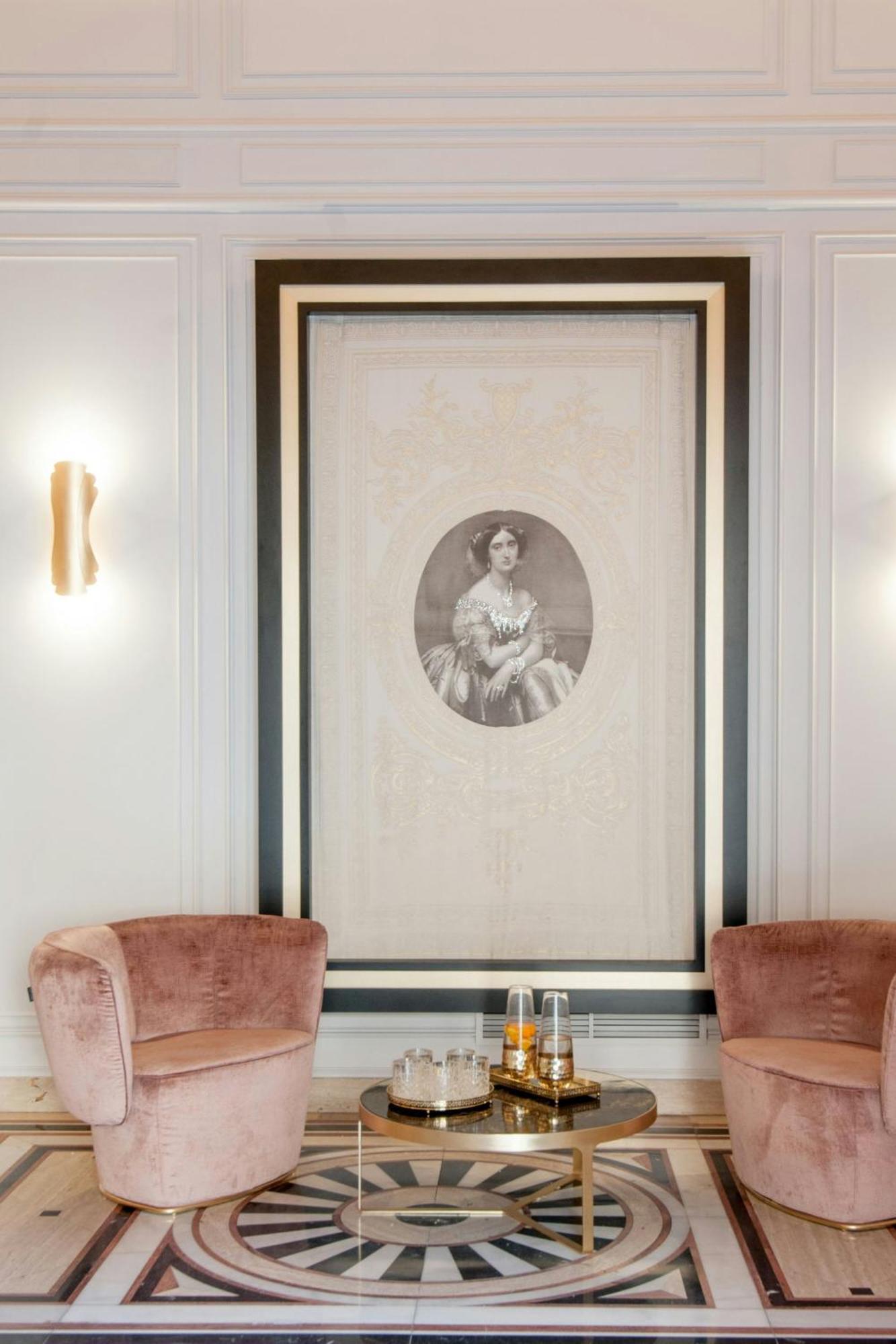 Eugenia De Montijo, Autograph Collection Hotel Toledo Buitenkant foto The portrait of Princess Augusta of Hannover in the hotel's lobby